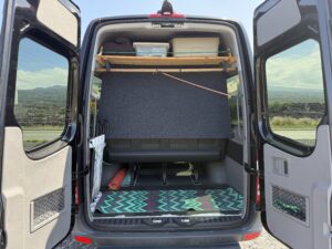 メルセデスの荷台(8号車のみ仕切あり)